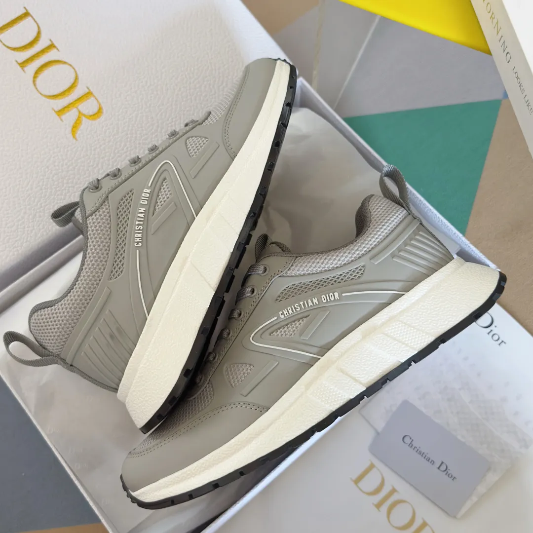 [Dior Dior] P: 640💰Couple model Size: Female: 35-40 (customized at 41), male 39-44. (customized at 45) 2025 Dior Dior autumn and winter new couple model, thick-soled casual sports shoes, originally purchased and developed to reinterpret the sports style with an elegant and fashionable shape. The upper is crafted from white mesh fabric and features the Christian Dior Paris signature on the laces and heel. The exquisite two-color sole is light and soft, which can add a high-end temperament to all kinds of casual looks. The delivery counter is exquisitely packaged🛍📦 ▪️Material: Original custom imported first-layer cowhide ▪️Inner lining: Imported soft sheepskin lining ▪️Sole: Original open-molded anti-slip rubber material ▪️Sole thickness: 4CM